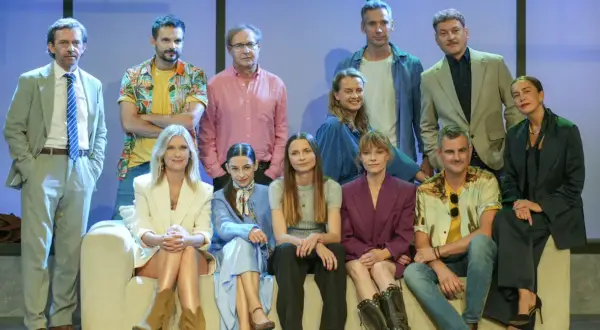 Aktorzy w strojach z epoki, przygotowujący się do spektaklu "Terapia dla par".