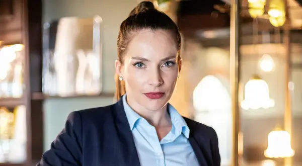 Anna Dereszowska w eleganckim stroju, gotowa do roli w jednym z nadchodzących filmów.