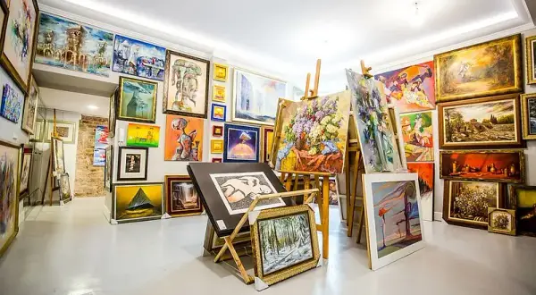 Galeria sztuki współczesnej Foksal 17 – wyjątkowe olejne obrazy w Warszawie