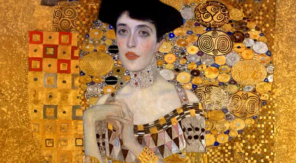Portret kobiety w złotej sukni, ozdobionej geometrycznymi wzorami i spiralnymi motywami. Ciekawe fakty o Gustavie Klimcie i jego stylu.
