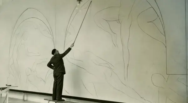 Henri Matisse kieruje pracą nad szkicem do swojego słynnego obrazu "Taniec". Postacie w ruchu tworzą dynamiczną kompozycję.