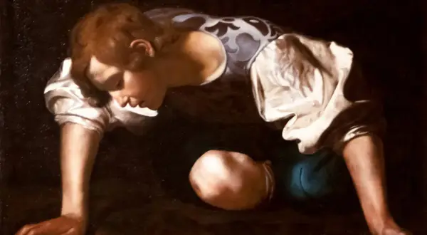 Obraz Caravaggia: młody mężczyzna pochyla się nad wodą, wpatrzony w swoje odbicie. To narcyz, uwięziony w miłości własnej.