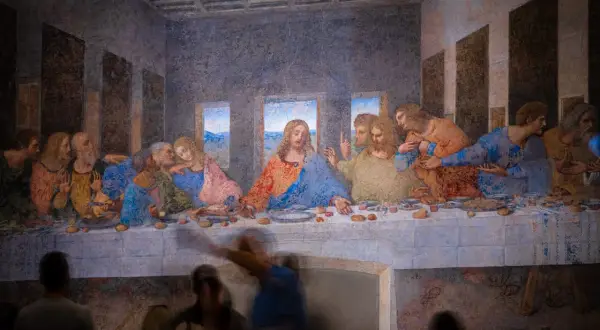 Leonardo da Vinci's "Ostatnia Wieczerza" - Jezus pośród apostołów przy stole, w tle krajobraz.