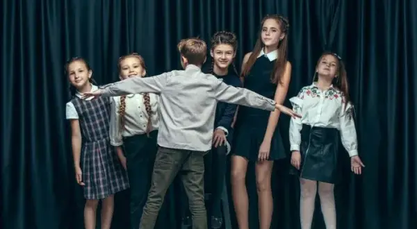 Cele wycieczki do teatru: jak wzbogacają edukację i rozwijają empatię