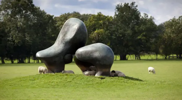Henry Moore rzeźby: odkryj niezwykłe dzieła i ich znaczenie w Polsce