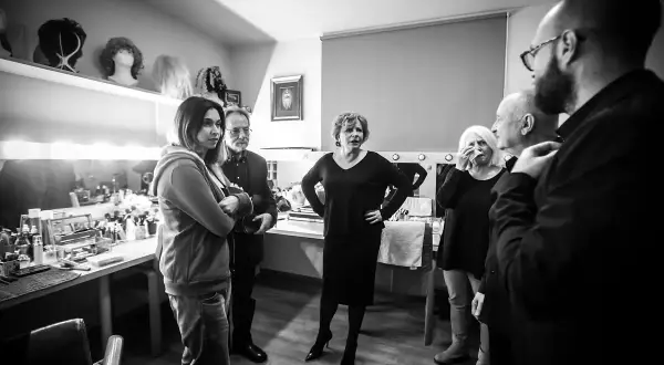 Biała bluzka spektakl – emocjonalna opowieść o miłości i historii