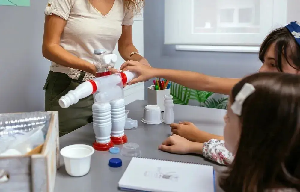 Jak zrobić rzeźbę z recyklingu - proste projekty dla każdego
