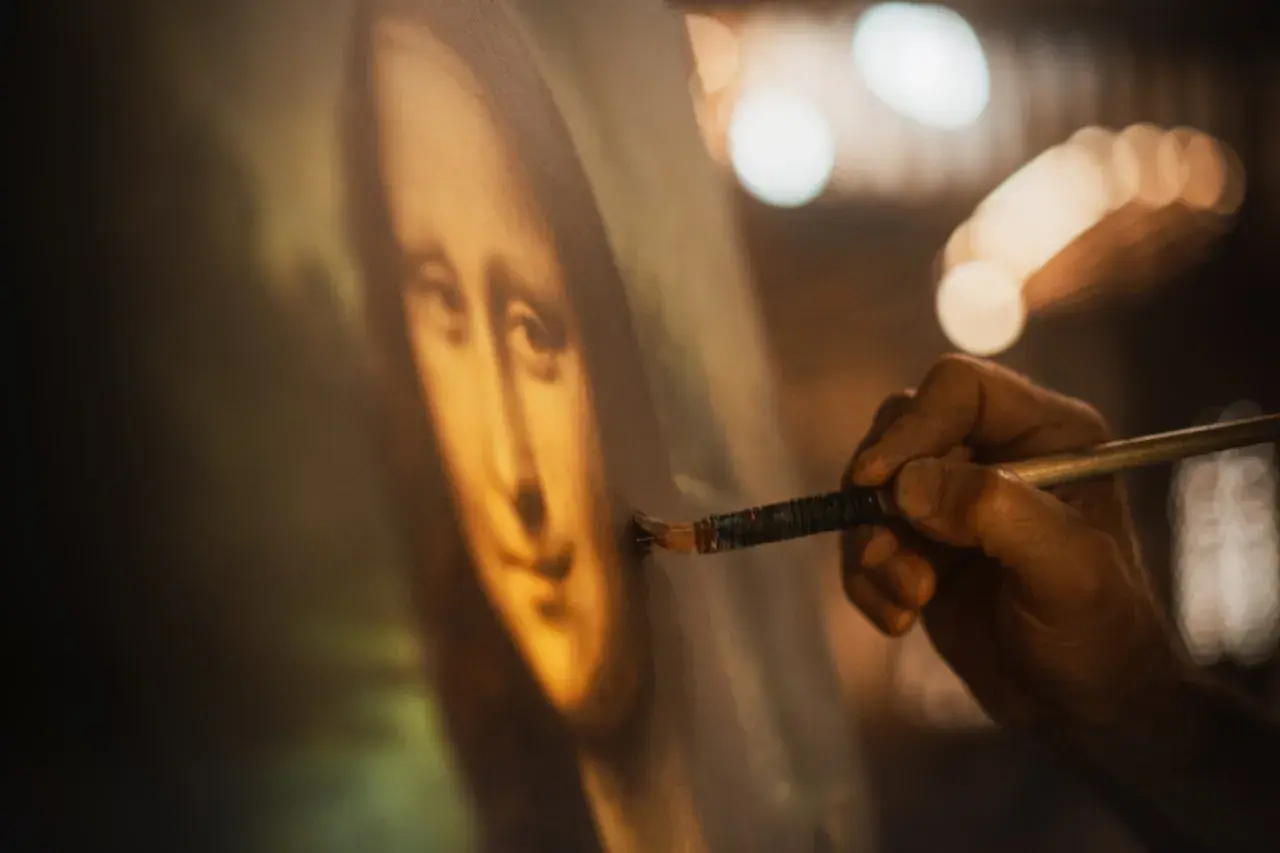 Artysta dopracowuje obraz Mona Lisa. Pędzel delikatnie muska płótno, tworząc arcydzieło.