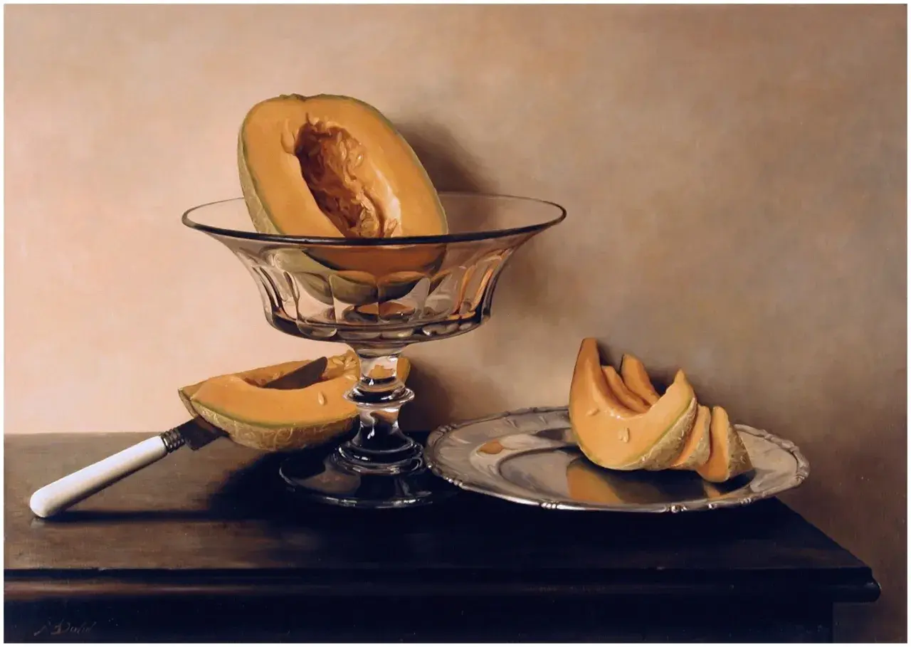 Melon w kryształowej pucharze i na srebrnej paterze, obok nóż. Obraz w stylu hiperrealizmu, zachwyca detalami.