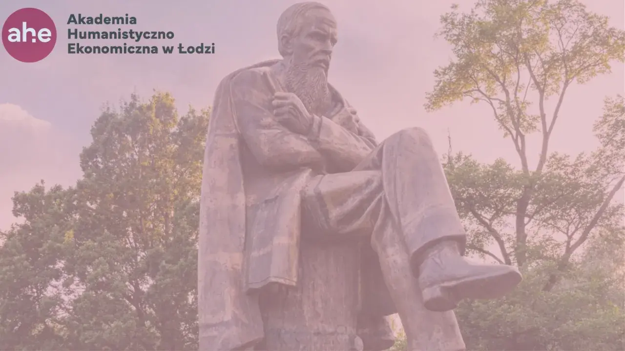 Pomnik Fiodora Dostojewskiego, z logo Akademii Humanistyczno-Ekonomicznej w Łodzi. Ciekawostki o pisarzu mogą być inspiracją do studiów.