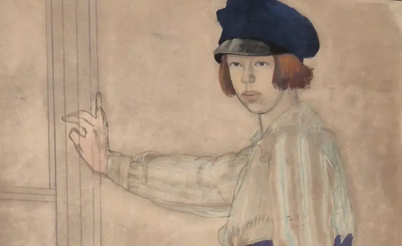 Portret młodego chłopca w granatowej czapce, z rudymi włosami, w pasiastym ubraniu. Jego dłoń uniesiona, jakby wskazywał coś, co przypomina styl Carrington.