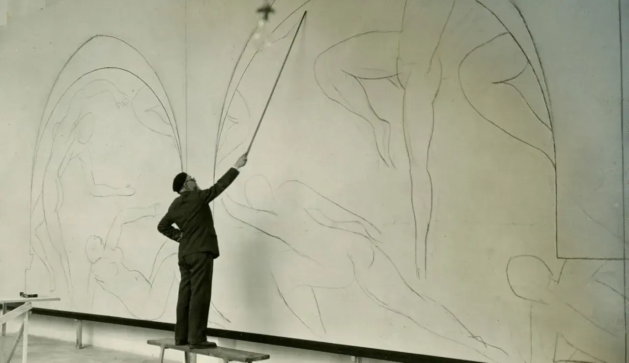 Henri Matisse kieruje pracą nad szkicem do swojego słynnego obrazu "Taniec". Postacie w ruchu tworzą dynamiczną kompozycję.