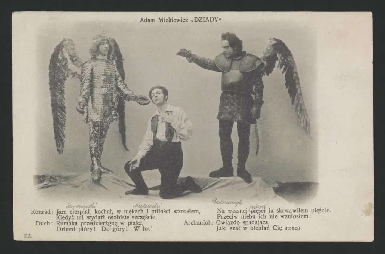 Gustaw klęczy przed aniołem i rycerzem. Scena z "Dziadów" Adama Mickiewicza.