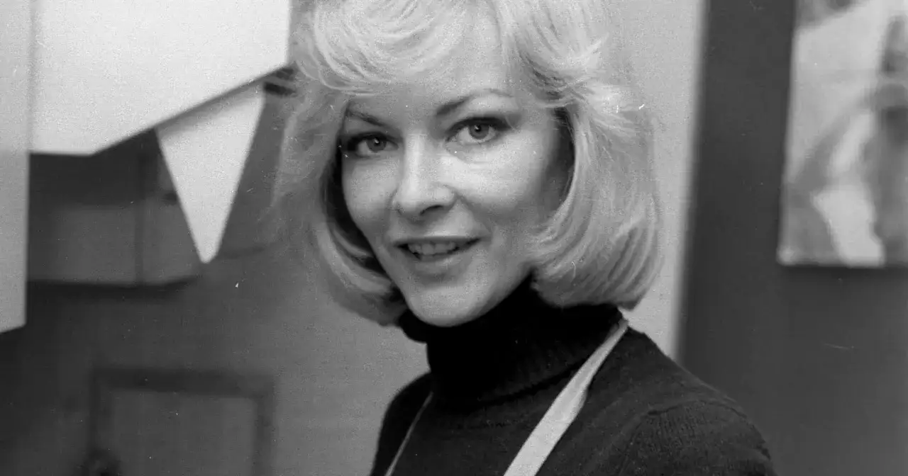 Barbara Brylska, ikona polskiego kina, w uśmiechniętej pozie. Jej charakterystyczna fryzura i spojrzenie przywodzą na myśl niezapomniane role w jej filmach.