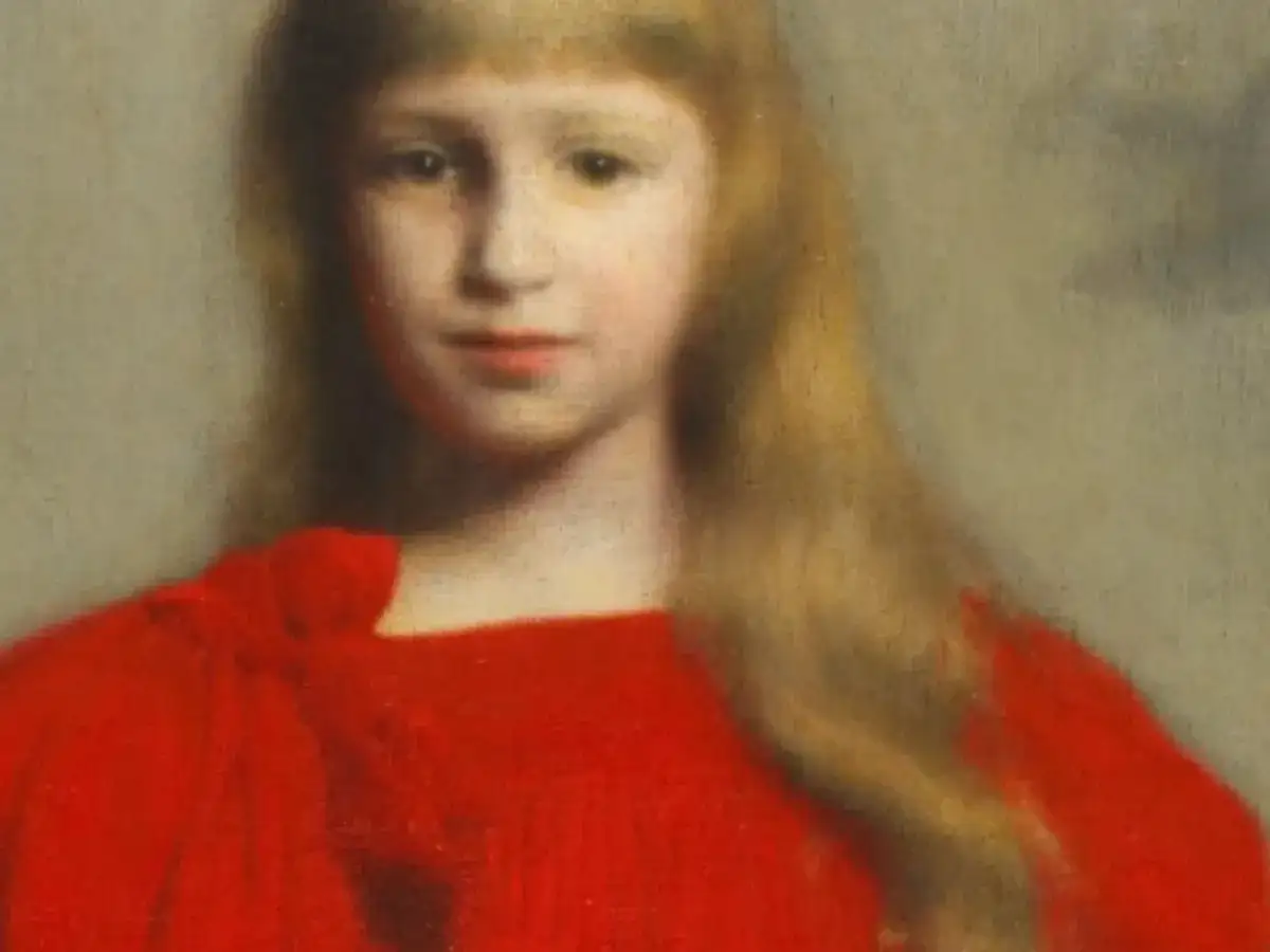Portret dziewczynki w czerwonej sukience, z długimi blond włosami i łagodnym spojrzeniem.