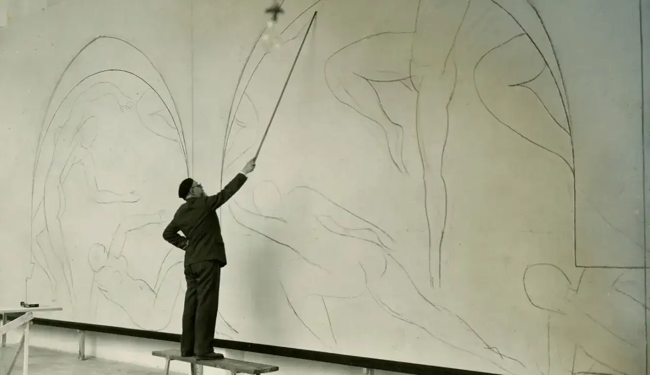 Henri Matisse kieruje pracą nad szkicem do swojego słynnego obrazu "Taniec". Postacie w ruchu tworzą dynamiczną kompozycję.