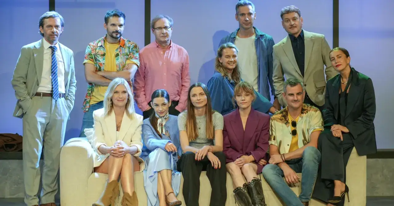 Aktorzy w stylizacjach na co dzień i eleganckich pozują do zdjęcia. To obsada spektaklu 