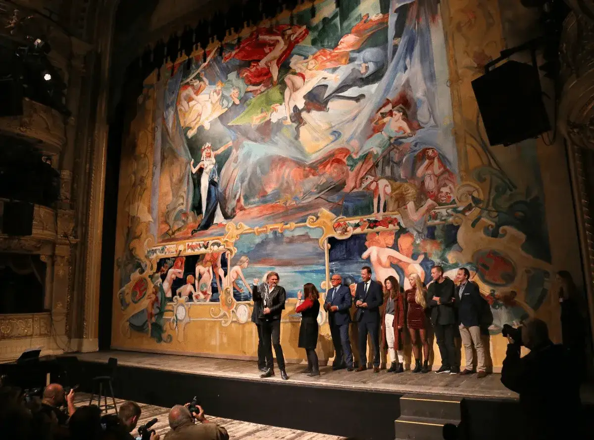 Na scenie, na tle ogromnego, barwnego fresku, stoi grupa ludzi. Teatr mój widzę ogromny, pełen historii i sztuki.