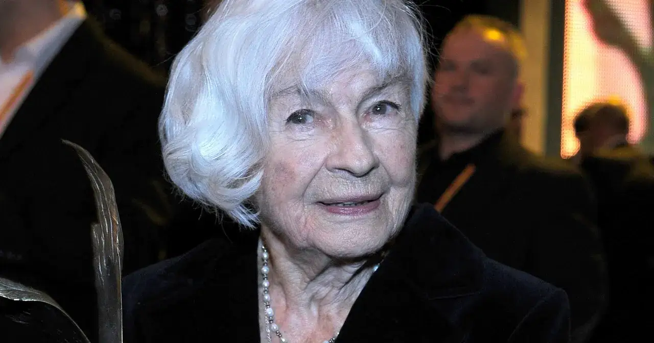 Uśmiechnięta Danuta Szaflarska, ikona polskiego kina, być może podczas premiery swojego ostatniego filmu.
