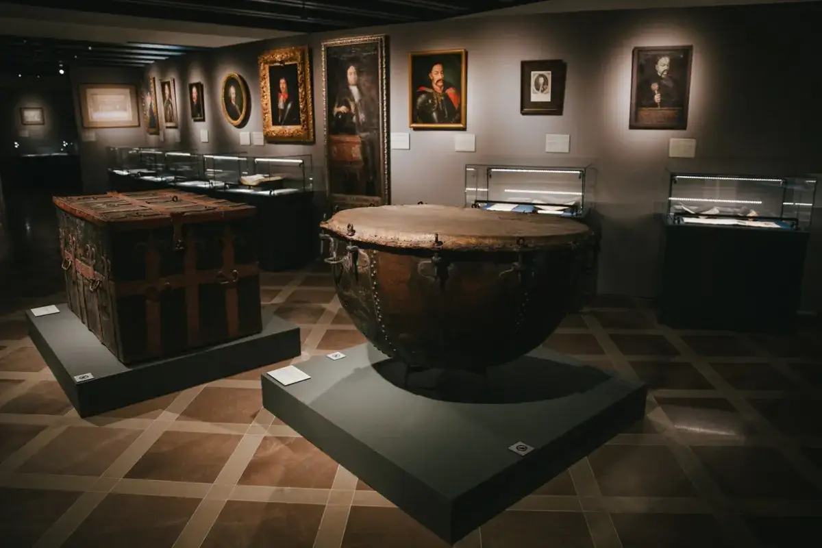 W muzeum, gdzie każdy eksponat opowiada historię, widać zabytkową skrzynię i kotły. Dzieła sztuki i przedmioty, które mogłyby być wspierane przez mecenat, tworzą atmosferę minionych epok.