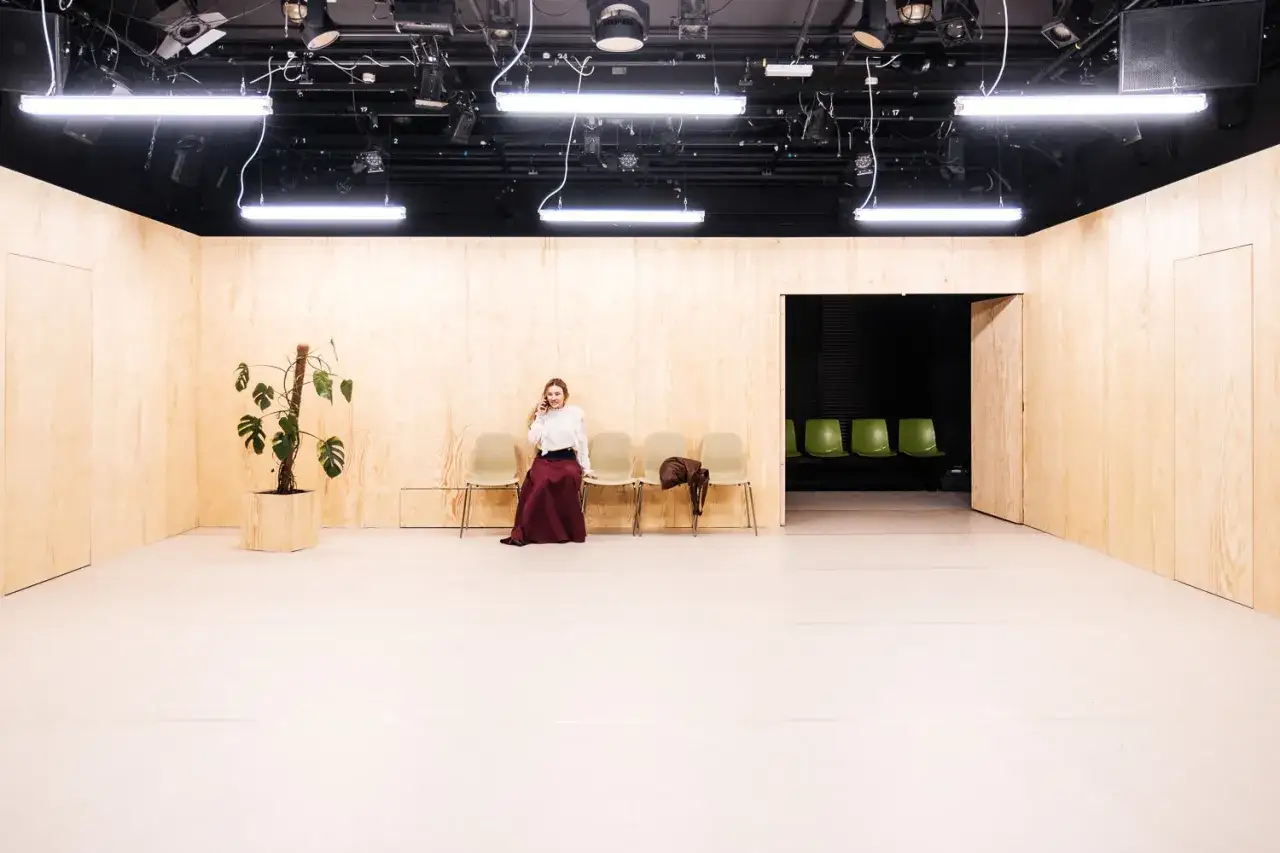 Zdjęcie Pomieszczenia w teatrze: odkryj ich funkcje i znaczenie w spektaklu