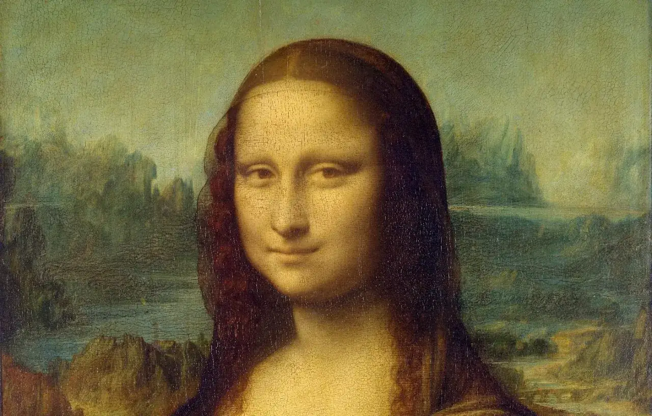 Tajemniczy uśmiech kobiety na obrazie Mona Lisa, w tle krajobraz.