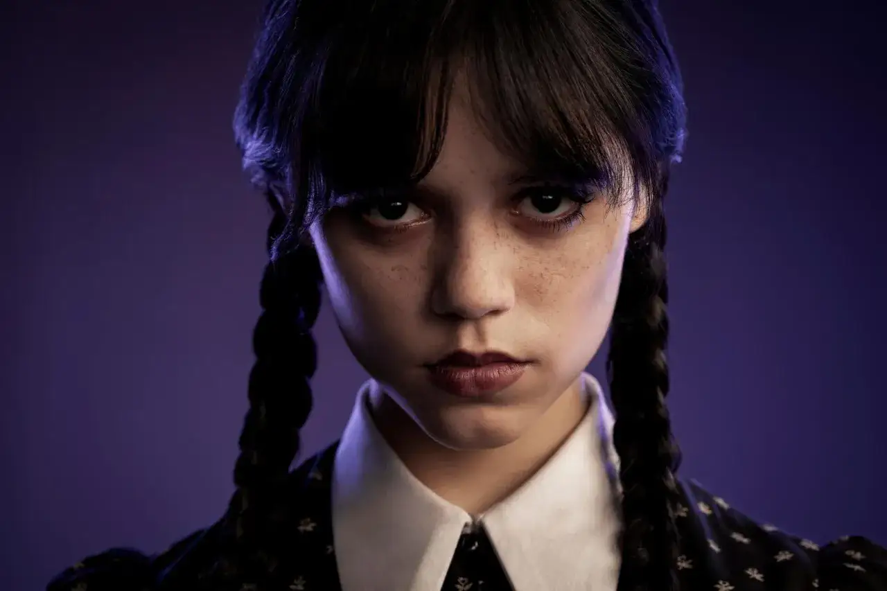 Jenna Ortega jako Wednesday aktorka, z charakterystycznymi warkoczami i spojrzeniem pełnym tajemnicy.