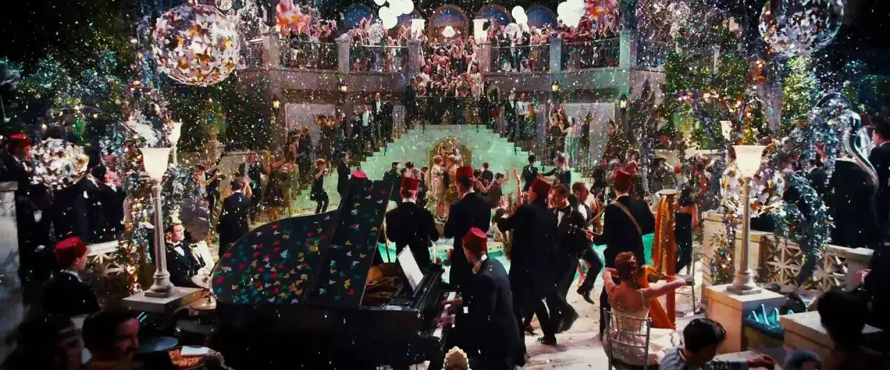 Impreza w stylu Great Gatsby z konfetti, muzyką na żywo i tańczącymi gośćmi w eleganckich strojach.