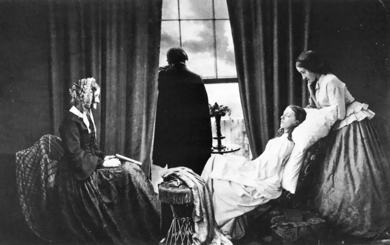 Scena z początku historii fotografii: kobieta w łóżku, opiekunka pochylona nad nią, a w oknie stoi postać.