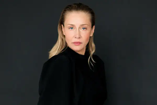 Katarzyna Warnke w czerni, gotowa na kolejne role w filmach.