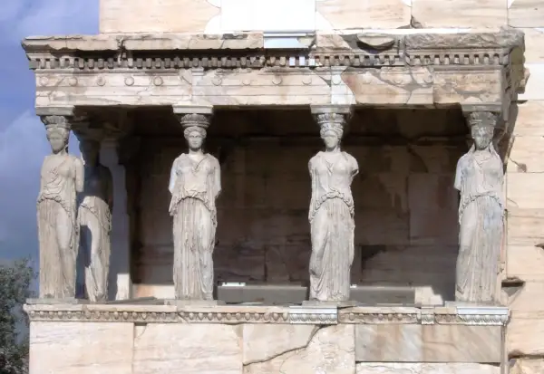 Kamienne kariatyda podtrzymują architraw Erechtejonu na Akropolu.