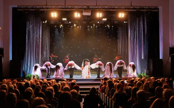 Elementy teatru: Kluczowe składniki, które zmieniają spektakl