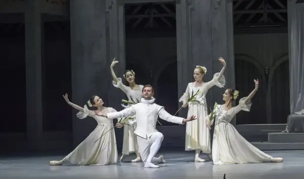Tancerze w białych strojach, niczym z baletu "Romeo i Julia", tworzą na scenie romantyczną kompozycję.