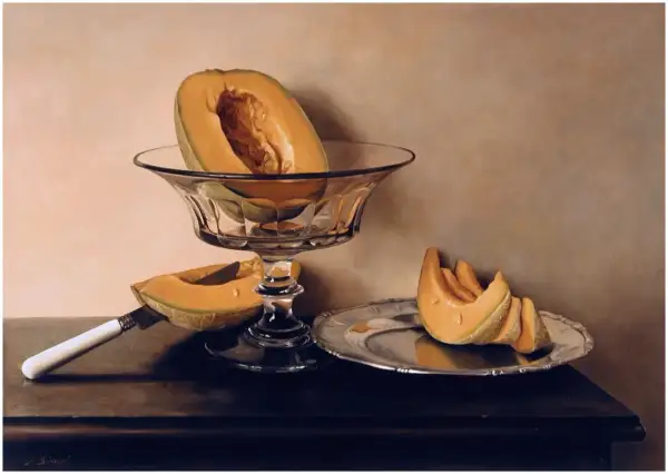 Melon w kryształowej pucharze i na srebrnej paterze, obok nóż. Obraz w stylu hiperrealizmu, zachwyca detalami.