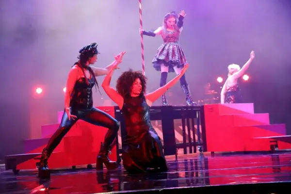 Aktorzy teatru polskiego we Wrocławiu w skórzanych strojach na scenie.