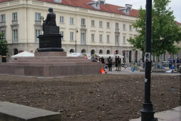 Pomnik Kopernika w Warszawie, plac w trakcie prac ziemnych. Pomarańczowa łopata czeka na robotników.