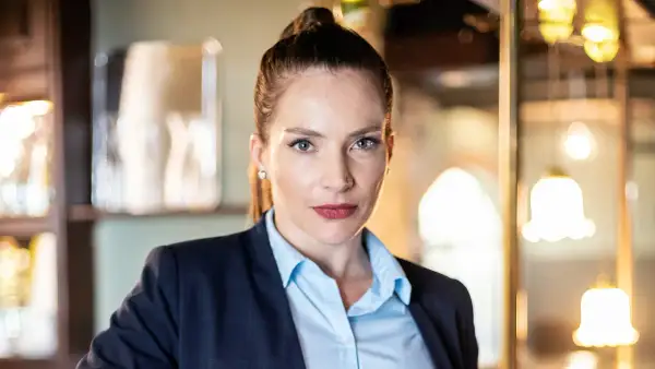 Anna Dereszowska w eleganckim stroju, gotowa do roli w jednym z nadchodzących filmów.