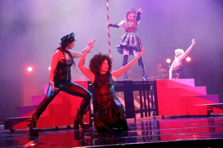 Aktorzy teatru polskiego we Wrocławiu w skórzanych strojach na scenie.